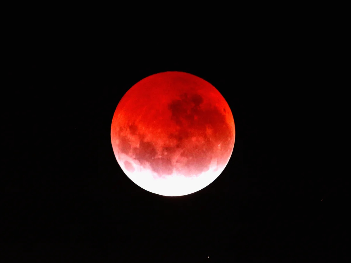 What Does Dreaming of a Lunar Eclipse Mean? Insights on Change and New Beginnings 1 What Does Dreaming of a Lunar Eclipse Mean? Insights on Change and New Beginnings