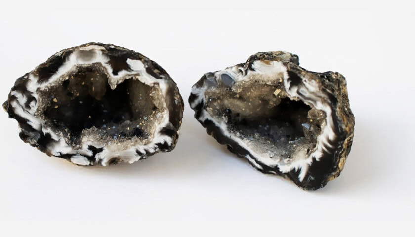 The Meaning of Black Chalcedony: Protection, Strength, and Inner Peace 2 The Meaning of Black Chalcedony: Protection, Strength, and Inner Peace