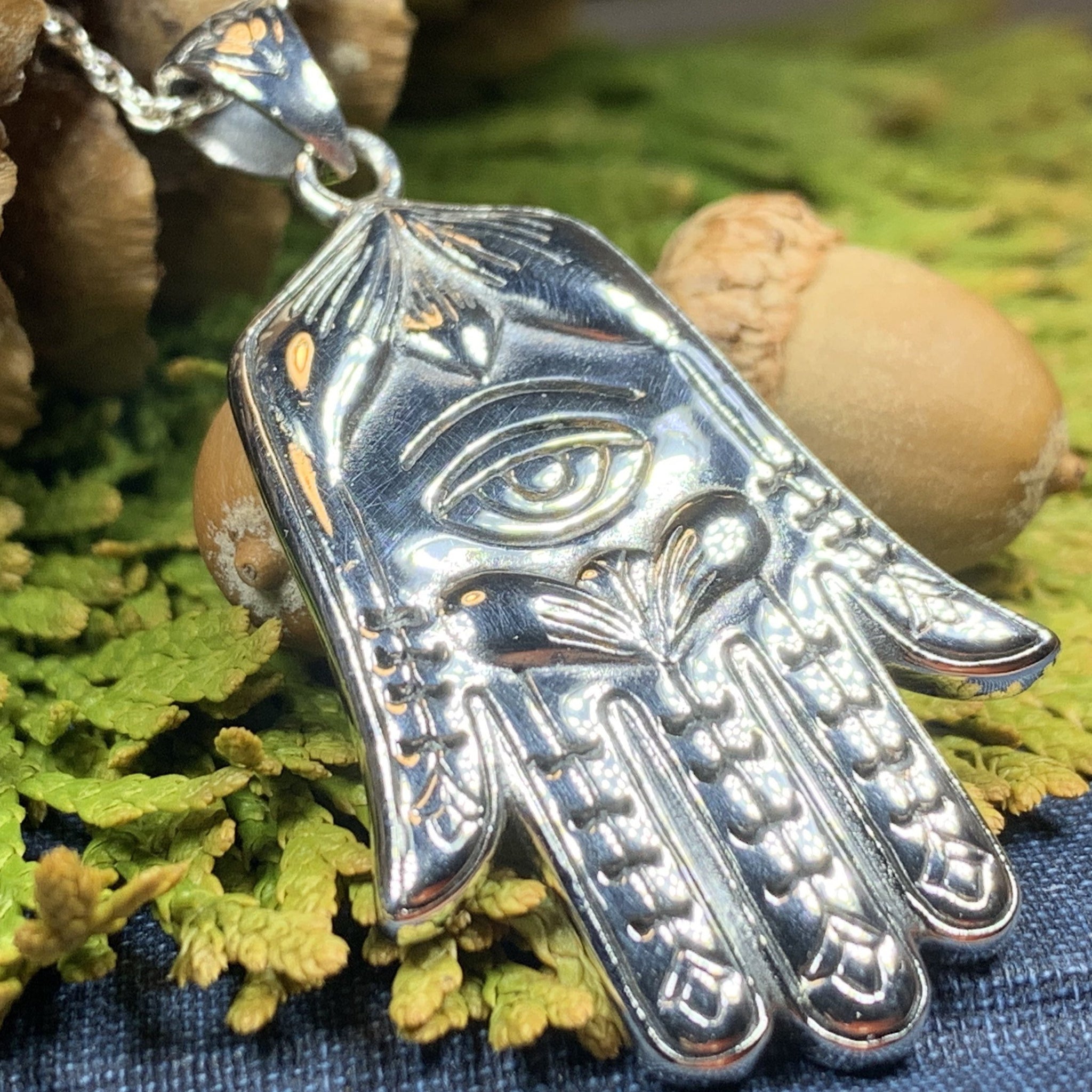 Hamsa hand necklace meaning and benefits: Learn why people love this symbol! 1 Hamsa hand necklace meaning and benefits: Learn why people love this symbol!